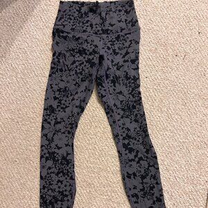 Lululemon black and grey print flower leggings  Size 8